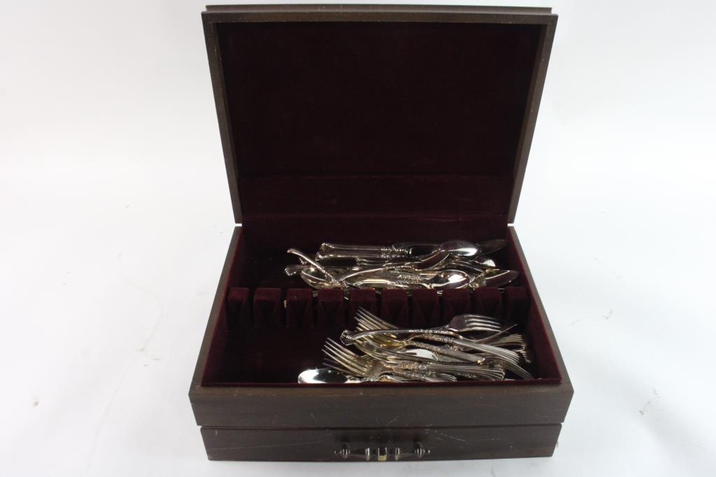 Wooden Box With Oneida Flatware, 20+ Pieces Property Room