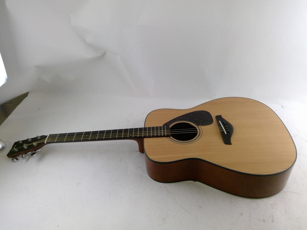 Yamaha Acoustic Guitar