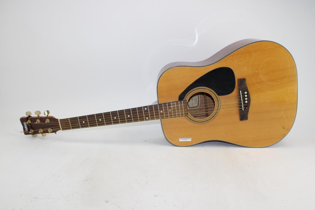 Yamaha Acoustic Guitar | Property Room