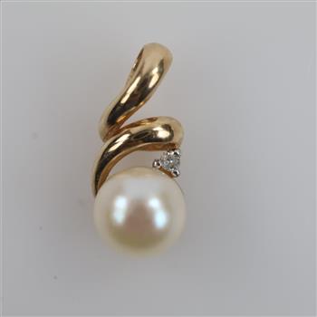 10kt Gold Pearl Diamond Accent Pendant