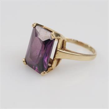 10kt Gold Purple Stone Cocktail Ring