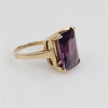 10kt Gold Purple Stone Cocktail Ring