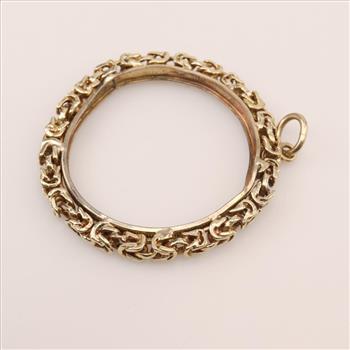 14kt Gold Circle Frame Pendant