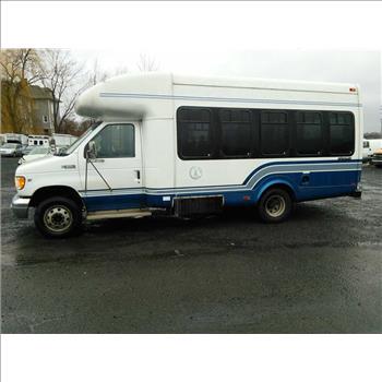 2002 Ford E350 Wheelchair Bus (Hartford, CT 06114)