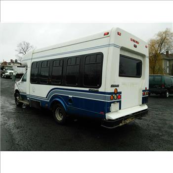 2002 Ford E350 Wheelchair Bus (Hartford, CT 06114)