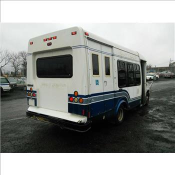2002 Ford E350 Wheelchair Bus (Hartford, CT 06114)