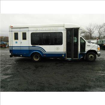 2002 Ford E350 Wheelchair Bus (Hartford, CT 06114)