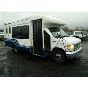 2002 Ford E350 Wheelchair Bus (Hartford, CT 06114)
