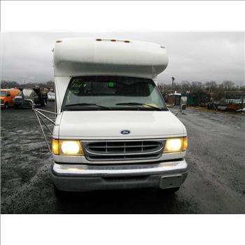 2002 Ford E350 Wheelchair Bus (Hartford, CT 06114)
