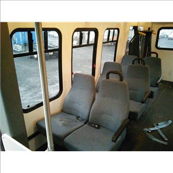 2002 Ford E350 Wheelchair Bus (Hartford, CT 06114)