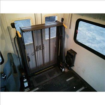 2002 Ford E350 Wheelchair Bus (Hartford, CT 06114)