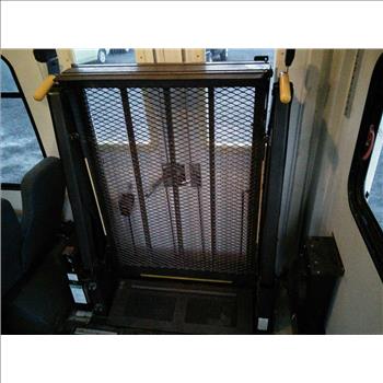 2002 Ford E350 Wheelchair Bus (Hartford, CT 06114)