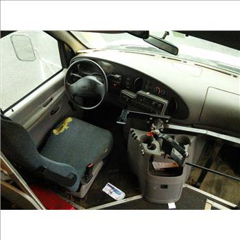 2002 Ford E350 Wheelchair Bus (Hartford, CT 06114)