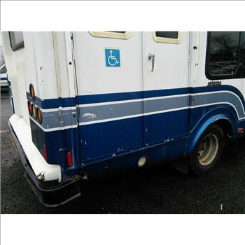 2002 Ford E350 Wheelchair Bus (Hartford, CT 06114)