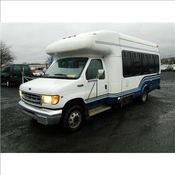 2002 Ford E350 Wheelchair Bus (Hartford, CT 06114)