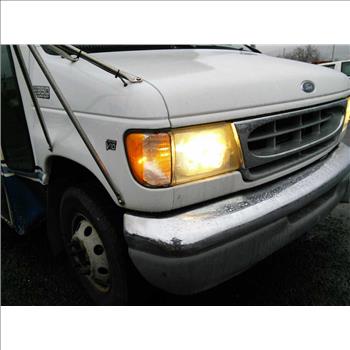 2002 Ford E350 Wheelchair Bus (Hartford, CT 06114)