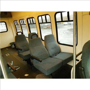 2002 Ford E350 Wheelchair Bus (Hartford, CT 06114)
