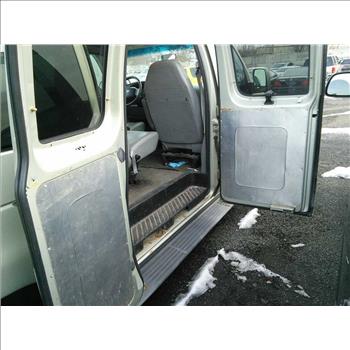 2006 Ford E-350 12-Passenger Van (Hartford, CT 06114)