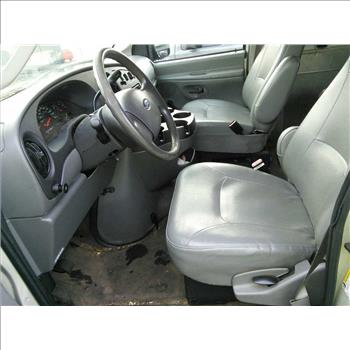 2006 Ford E-350 12-Passenger Van (Hartford, CT 06114)