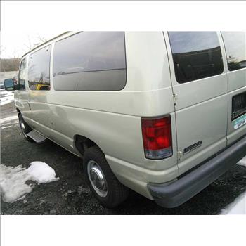 2006 Ford E-350 12-Passenger Van (Hartford, CT 06114)