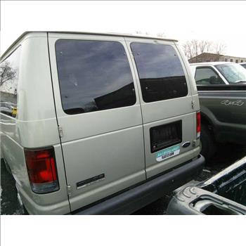 2006 Ford E-350 12-Passenger Van (Hartford, CT 06114)
