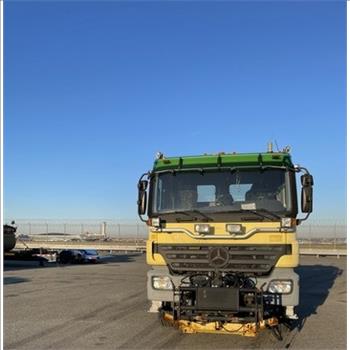 2006 Mercedes-Benz Actros 2040 AS #90143 & Overaasen Trailer Runway Sweeper RS400 (Newark Airport)
