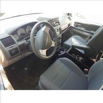 2010 Chryslar Town & Country (Staten Island, NY 10309)