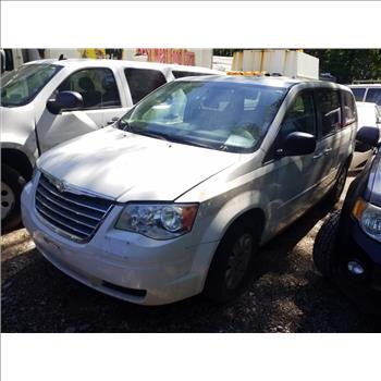2010 Chryslar Town & Country (Staten Island, NY 10309)