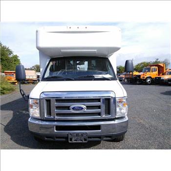 2016 Ford E450 Paratransit Bus (Hartford, CT 06114)