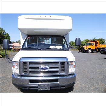 2016 Ford E450 Paratransit Bus (Hartford, CT 06114)