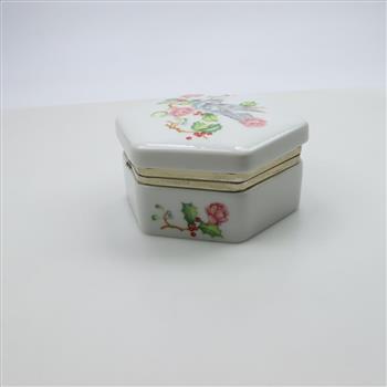 Avon 1983 Holiday Greetings Porcelain Trinkit Box