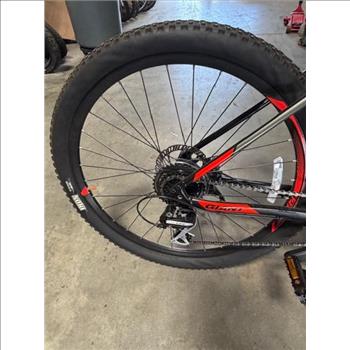 Giant 27.5 Inch Mountain Bike - MEDIUM