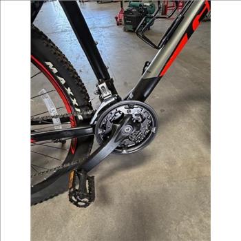 Giant 27.5 Inch Mountain Bike - MEDIUM