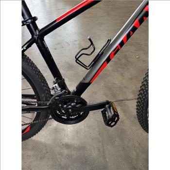 Giant 27.5 Inch Mountain Bike - SMALL