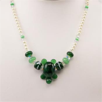 Green Beaded Turtle Silver Clasp Necklace