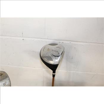 Hooters Branded Golf  Bag With Clubs, 8 Pieces