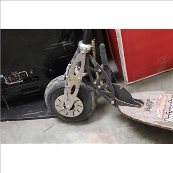 H&R Moby 33 BladeZ Standing Motor Scooter