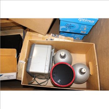 Pallet With Polaroid Cameras, Vintage Camera Equipment & More, 20+ Pieces