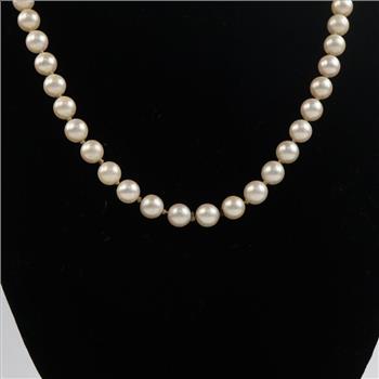 Pearl Necklace With 18kt Gold And Diamond Clasp
