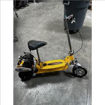 Raser Gas Powered Sit Down Scooter - NEEDS REPAIRS