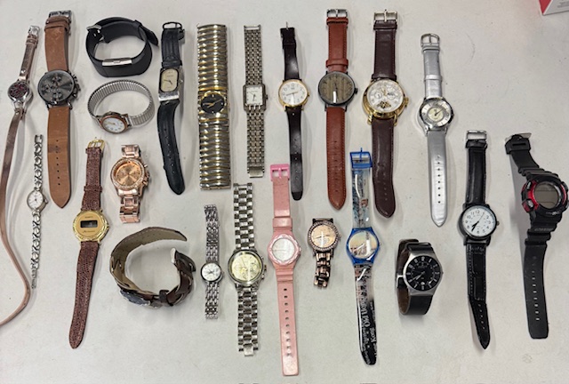 Watches 24 Pieces Unclaimed from Pawn Shop
