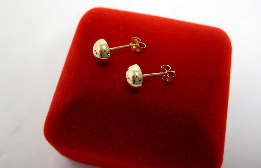 Vintage Women's 14 K Stud Earrings Property Room