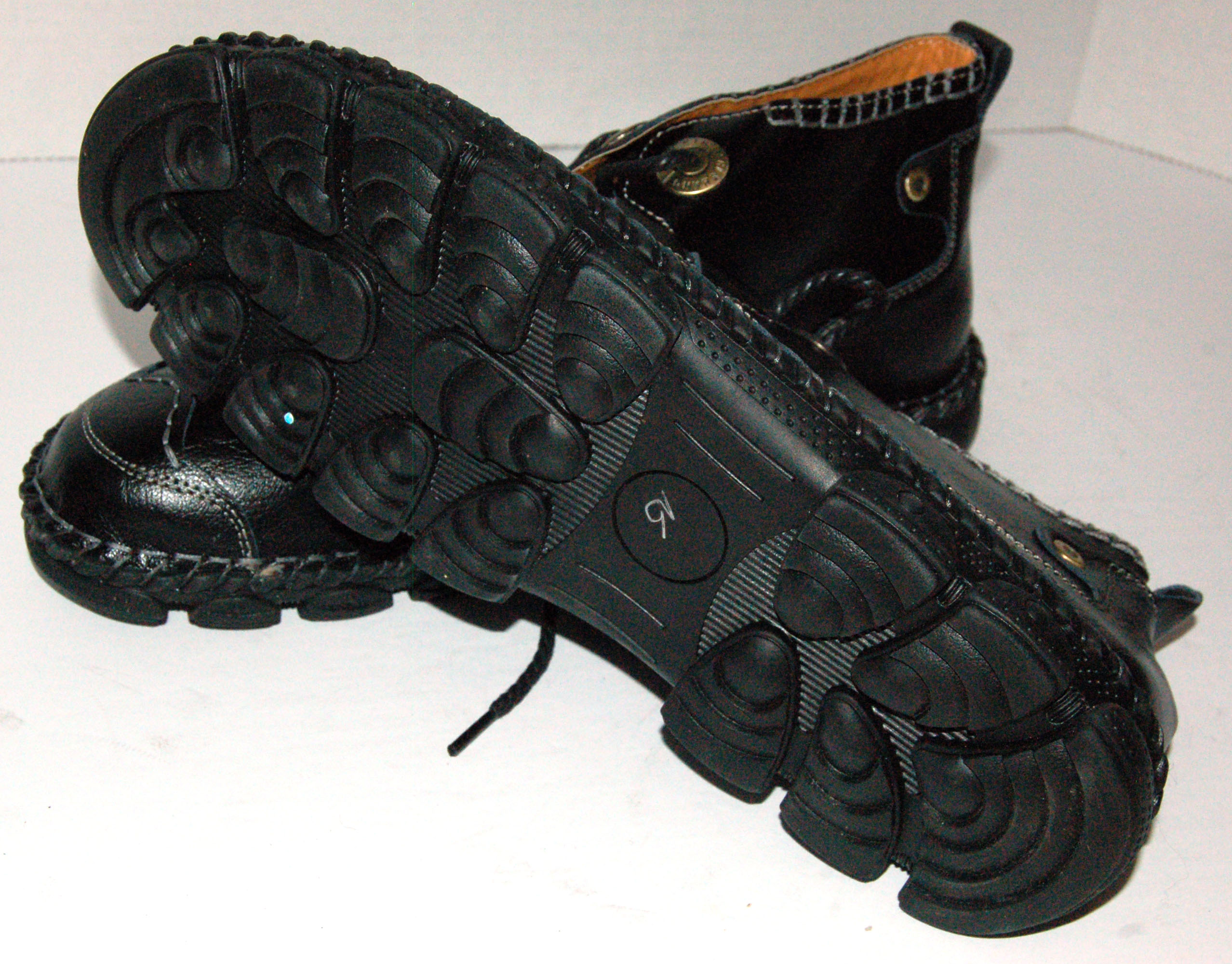 Mens Rubber Sole Shoes Black Size 12/13 Property Room