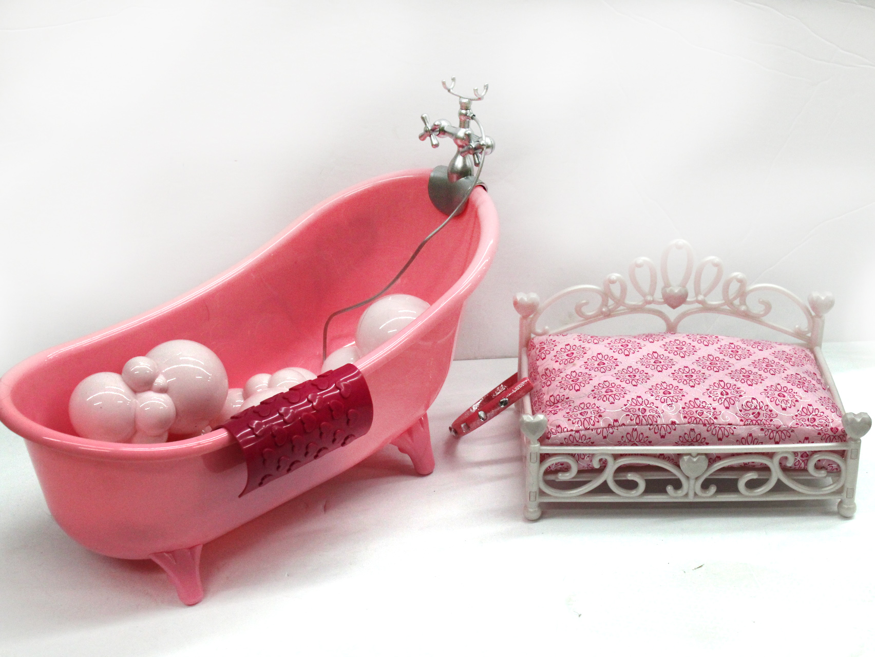 AMERICAN GIRL Bathtub and Chaise Property Room