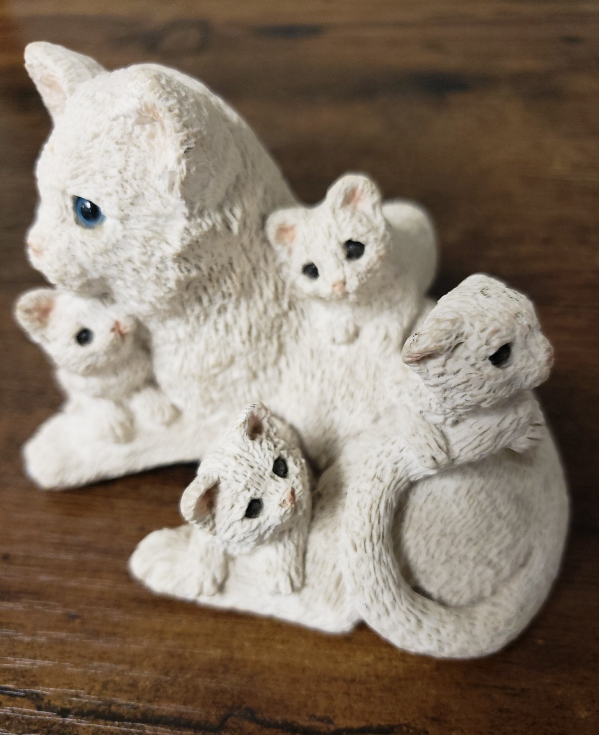 Stone Critters VTG Blue Eyed Mama Cat with Kittens Figurine