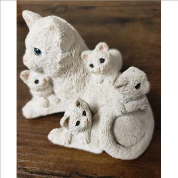 Stone Critters VTG Blue Eyed Mama Cat with Kittens Figurine