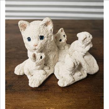 Stone Critters VTG Blue Eyed Mama Cat with Kittens Figurine