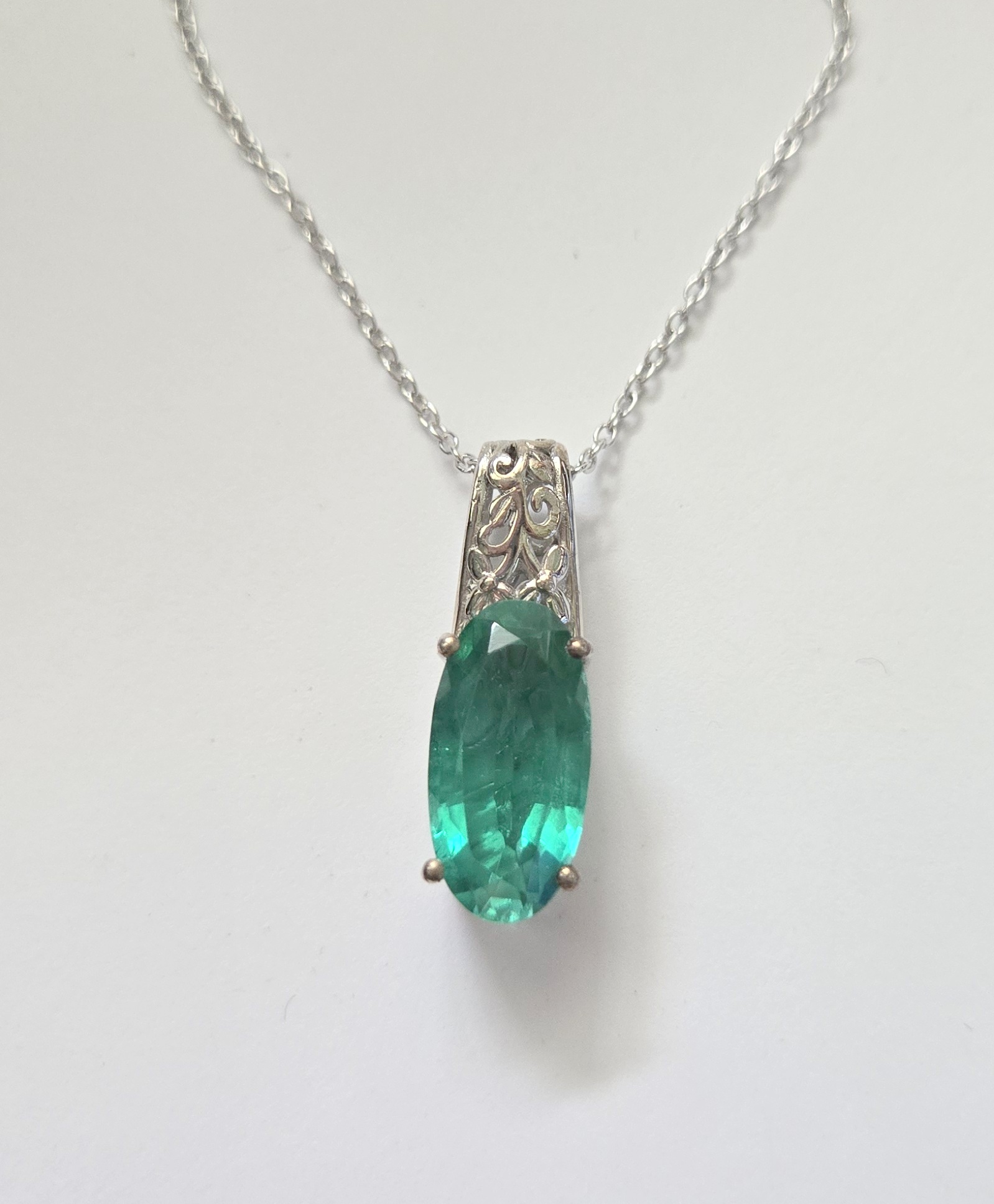 No Reserve Emerald Pendant & Chain Necklace