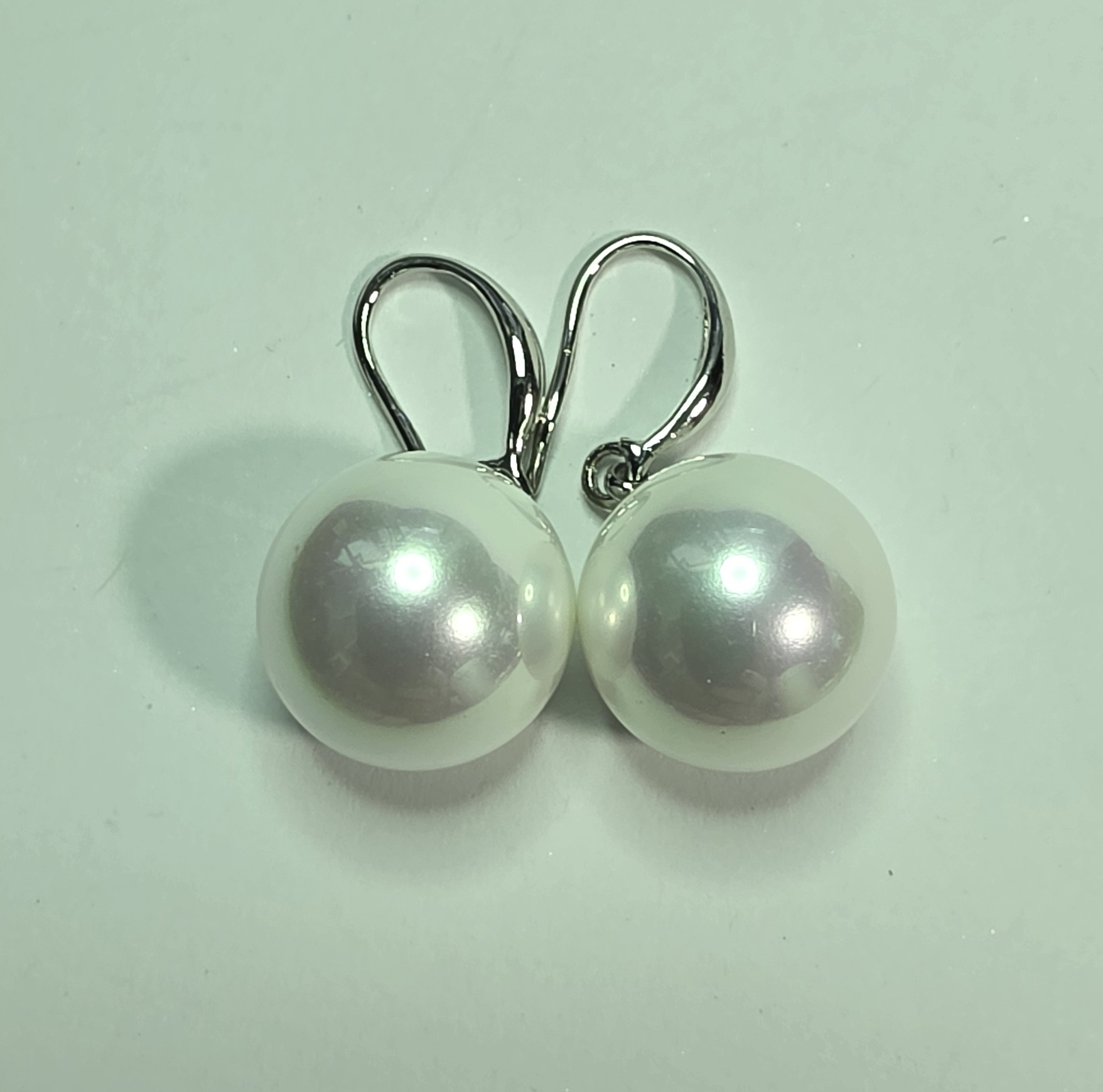 No Reserve 14mm Shell Pearl Earrings
