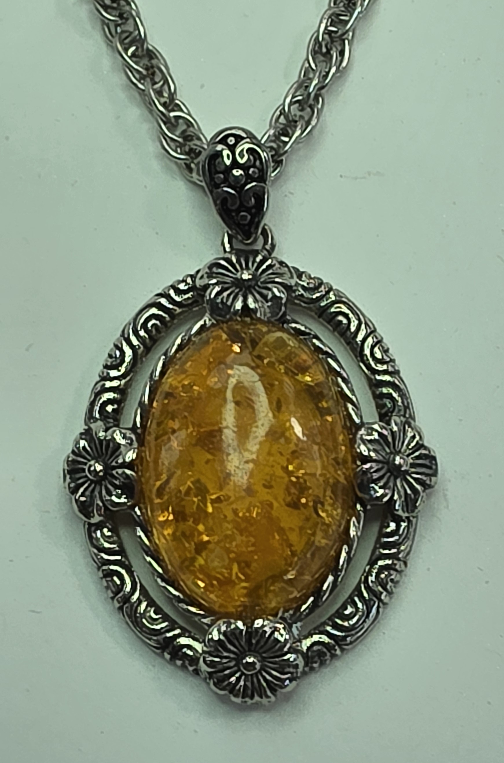 No Reserve  Amber Pendant & Chain Necklace